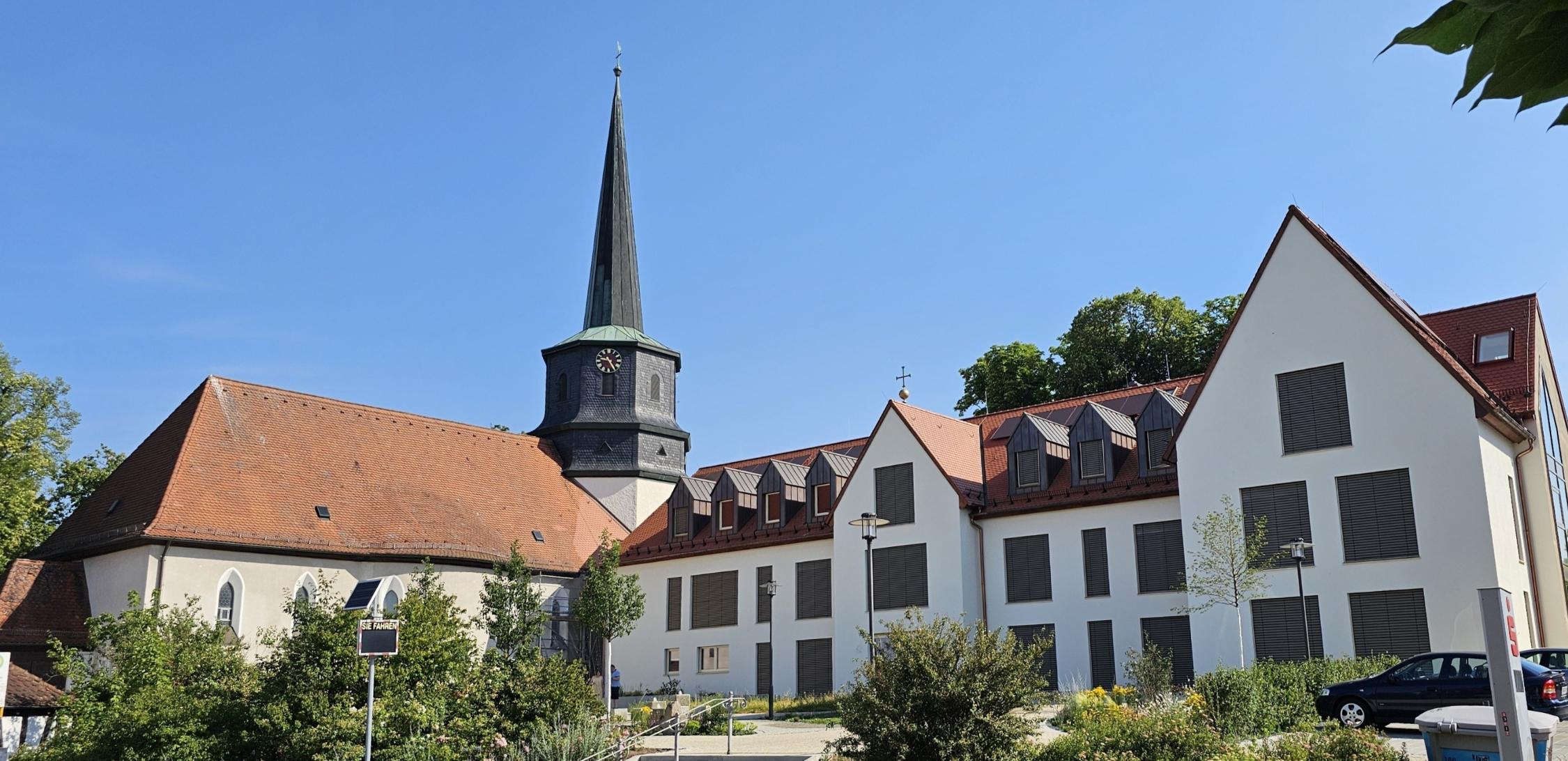 Kirche St. Josef mit Pfarrzentrum Niederndorf