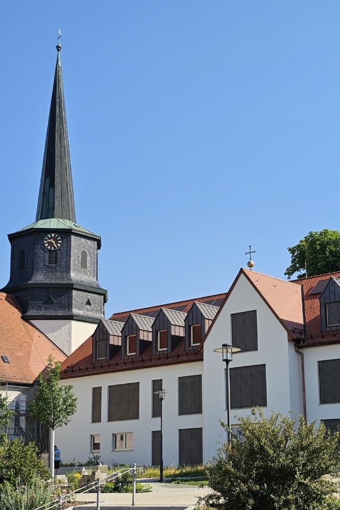 Kirche St. Josef mit Pfarrzentrum Niederndorf (c) Katharina Nagel Kirche St. Josef mit Pfarrzentrum Niederndorf